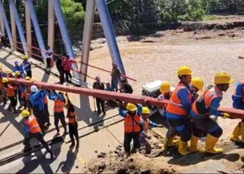 Meski Akses Jalan Terputus, PLN All Out Pulihkan Kelistrikan di Jampang Kulon