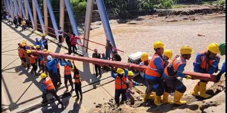 Meski Akses Jalan Terputus, PLN All Out Pulihkan Kelistrikan di Jampang Kulon