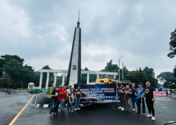 Paguyuban Mobil Bogor Bersama Polres Kota Depok Sebar Ratusan Takjil di Tugu Kujang