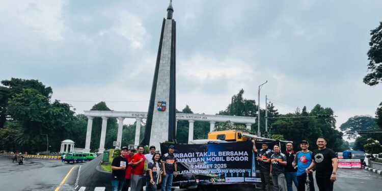 Paguyuban Mobil Bogor Bersama Polres Kota Depok Sebar Ratusan Takjil di Tugu Kujang