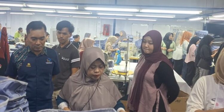 Ketua UMKM IKM Klapanunggal Kunjungi Produsen Tas di Nambo