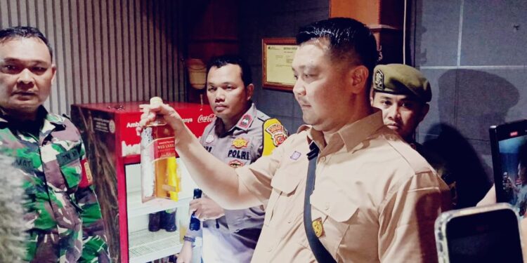 Pol PP Gunung Putri Amankan Puluhan Miras di Tempat Hiburan Malam