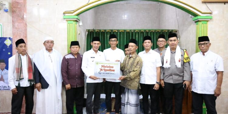 Wakil Bupati Jaro Ade Salurkan Bantuan Sosial dan Bantuan Renovasi Masjid di Wilayah Cigudeg