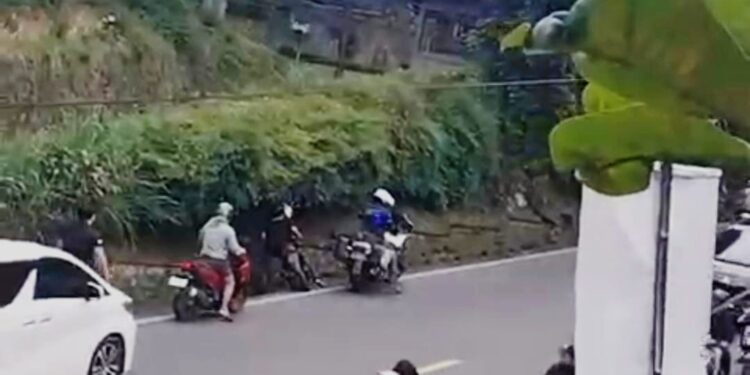 Viral Video Petugas Patwal Diduga Pepet Pengendara Motor di Puncak Sampai Jatuh