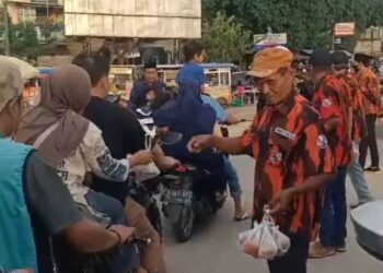 Dengan Semangat Gotong Royong dan Kebersamaan, PAC PP Klapanunggal Bagikan Ratusan Takjil