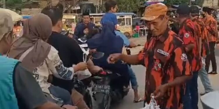 Dengan Semangat Gotong Royong dan Kebersamaan, PAC PP Klapanunggal Bagikan Ratusan Takjil