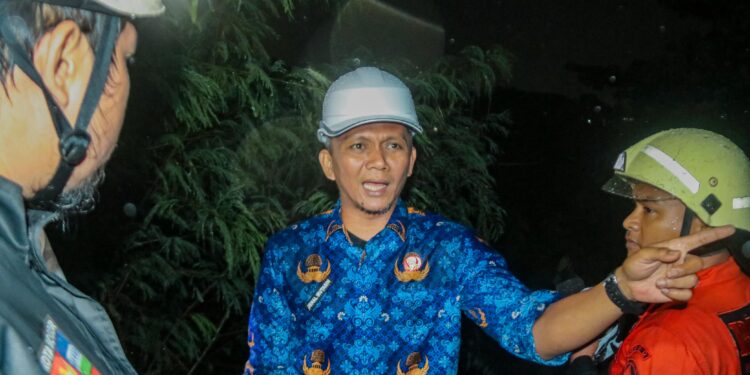 Jenal Mutaqin Cek Dua Lansia yang Selamat Diterjang Longsor