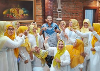 Heboh! PKK Desa Cicadas Gelar Bukber, Arisan, dan Tukar Hadiah di Villa Posilet