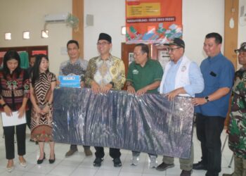 Upaya Pemulihan Bojongkulur, Sekda Bogor Tinjau Lokasi Banjir dan Serahkan Bantuan Kasur Untuk Warga Terdampak