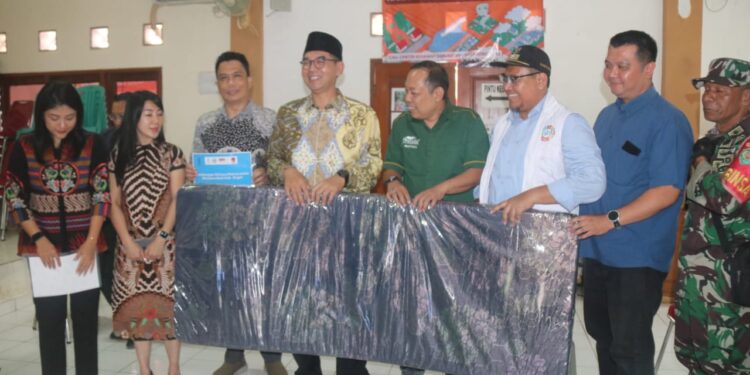 Upaya Pemulihan Bojongkulur, Sekda Bogor Tinjau Lokasi Banjir dan Serahkan Bantuan Kasur Untuk Warga Terdampak