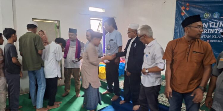 Peduli Lingkungan, Pemdes Bantarjati Berbagi dengan Anak Yatim dan Bagikan 500 Paket Takjil