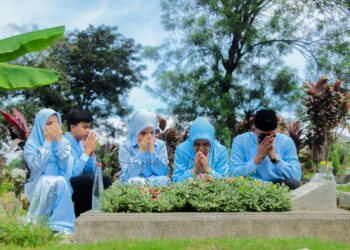 Wakil Wali Kota Jenal Mutaqin pada Momentum Idul Fitri Ziarah ke Makam Ayah Tercinta