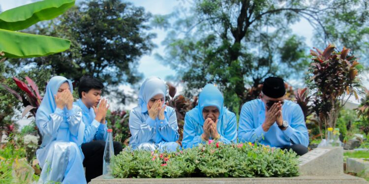 Wakil Wali Kota Jenal Mutaqin pada Momentum Idul Fitri Ziarah ke Makam Ayah Tercinta