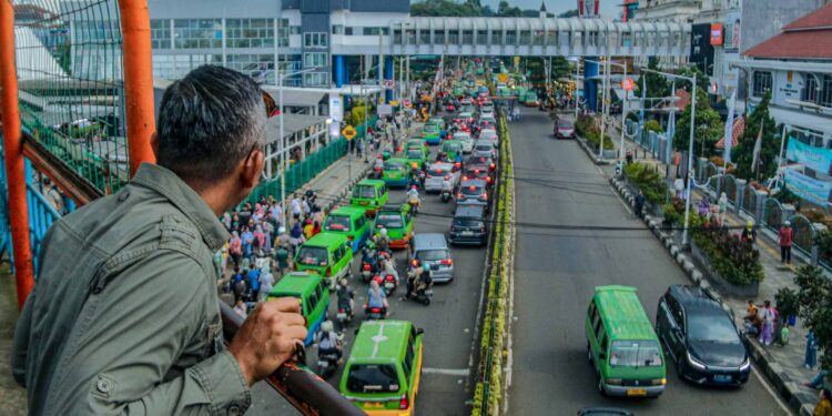 Semrawut di Alun-Alun dan Stasiun Bogor, Jenal Mutaqin Tertibkan Angkot dan PKL
