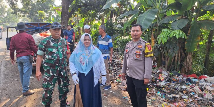 Melalui Jumsih, Desa Kembangkuning Tata Lingkungan Bersih, Nyaman dan Aman