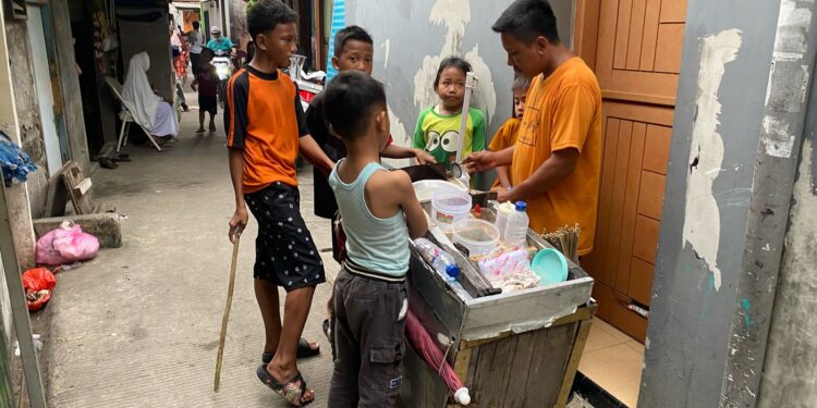 Dari Jalanan Kalimantan ke Sudut Jakarta: Mang Endin, Penjual Papeda yang Dulunya Sopir Truk Sawit