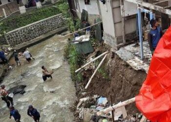 Rumah di Tepi Sungai Cipakancilan Ambruk Terbawa Longsor, Seorang Lansia Tertimbun Dua Warga Terluka