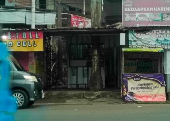 Cuma 100 Meter Ke Kantor Kecamatan Citeureup, Warung Jamu Sidomuncul Bebas Jual Miras, Pol PP Kemana ???