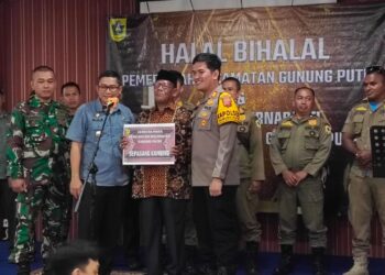Apresiasi Setulus Hati, Kecamatan Gunung Putri Berikan Sepasang Kambing untuk Razman yang Purnatugas