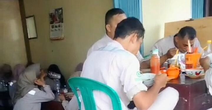 Berkah Lebaran, Pedagang Mie Ayam dan Bakso Laris Manis