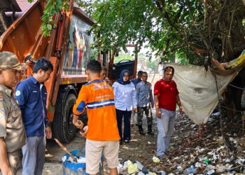 Pemdes Mekarsari Gercep Atasi Tumpukan Sampah di Jalan Raya Cileungsi-Jonggol