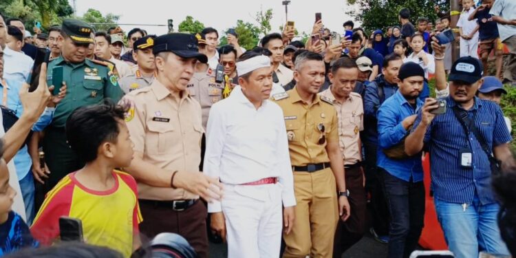 Tinjau Jalan Ambles di Batutulis, Dedi Mulyadi: Segera Bangun Jalur Pengganti