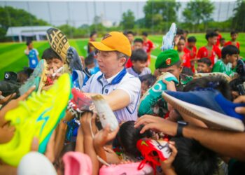 Ratusan Pesepakbola Muda Kota Bogor Berebut Tanda Tangan Dedie Rachim