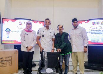 Pemkot dan DPRD Kolaborasi Serahkan Bantuan 50 Kursi Roda Untuk Warga