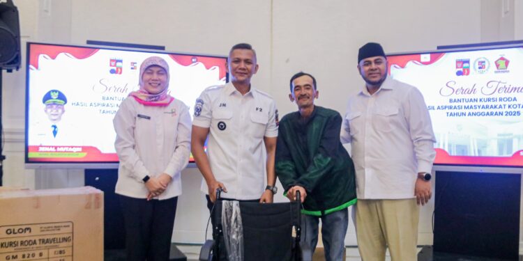 Pemkot dan DPRD Kolaborasi Serahkan Bantuan 50 Kursi Roda Untuk Warga