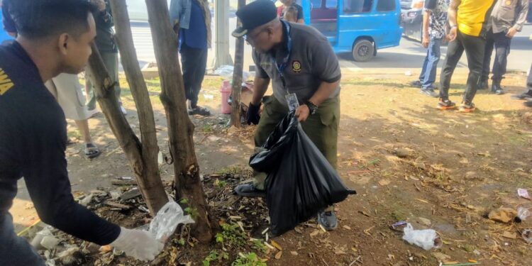 Laksanakan Perintah Bupati Bogor, Sampah di Flyover Cileungsi Dibersihkan