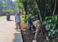 Ciptakan Lingkungan Bersih, Pemdes Nambo dan Warga Gotong Royong di Sepanjang Bahu Jalan