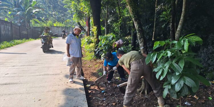 Ciptakan Lingkungan Bersih, Pemdes Nambo dan Warga Gotong Royong di Sepanjang Bahu Jalan