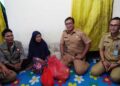 Pj Sekda Kota Bogor Serahkan Bantuan Sembako Program “Nyaah Ka Indung” di Kelurahan Cikaret