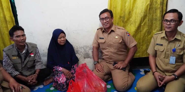 Pj Sekda Kota Bogor Serahkan Bantuan Sembako Program “Nyaah Ka Indung” di Kelurahan Cikaret