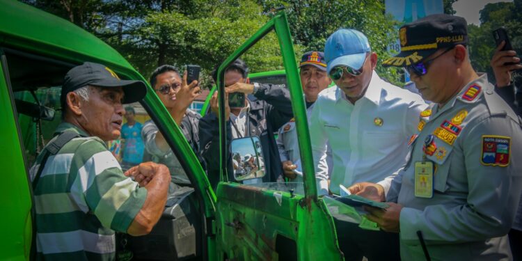 Puluhan Angkot Pelanggar Aturan Terjaring Operasi
