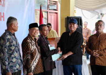 Serahkan 811 Sertipikat Konsolidasi Tanah di Parangtritis, Menteri ATR/Kepala BPN: Manfaatkan, Gunakan Sebaik-baiknya