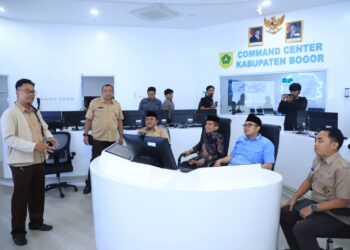 Komitmen Tingkatkan Layanan Aduan Masyarakat, Bupati Rudy Susmanto Tinjau Command Center