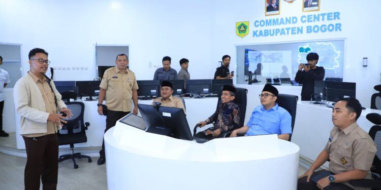 Komitmen Tingkatkan Layanan Aduan Masyarakat, Bupati Rudy Susmanto Tinjau Command Center
