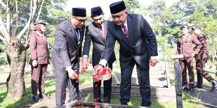 Ziarahi Makam Pahlawan, Ini Pesan Bupati Rudy Susmanto Untuk Generasi Muda