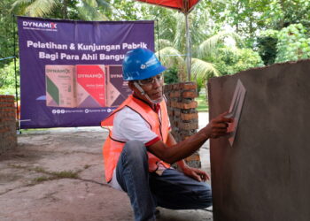 Tingkatkan Efektivitas dan Efisiensi Aplikasi Semen, Solusi Bangun Indonesia Berikan Pelatihan bagi Tukang Bangunan di Pabrik Narogong