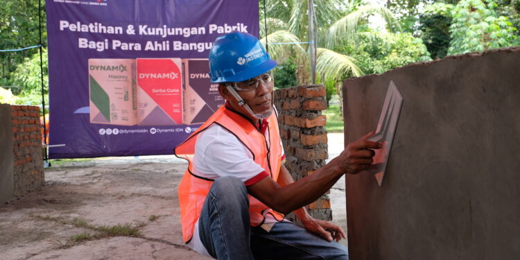 Tingkatkan Efektivitas dan Efisiensi Aplikasi Semen, Solusi Bangun Indonesia Berikan Pelatihan bagi Tukang Bangunan di Pabrik Narogong