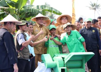 Perkuat Sektor Pertanian, Bupati Bogor Serahkan Bantuan Alat dan Sarpras ke Petani di Leuwisadeng