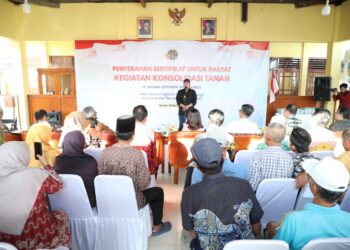 Serahkan Sertipikat Hasil Konsolidasi Tanah Tutupan Jepang, Menteri Nusron Berpesan agar Warga Hati-Hati Jaga Sertipikat