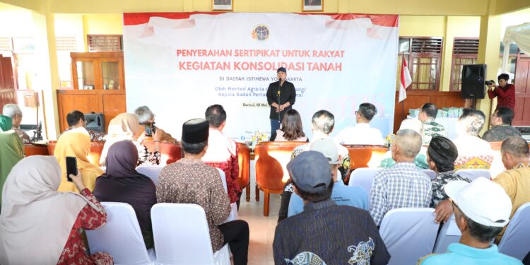 Serahkan Sertipikat Hasil Konsolidasi Tanah Tutupan Jepang, Menteri Nusron Berpesan agar Warga Hati-Hati Jaga Sertipikat