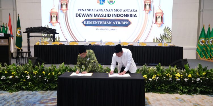 Teken MoU dengan DMI, Menteri Nusron Berkomitmen Tuntaskan Sertipikasi Tanah Wakaf dalam Lima Tahun