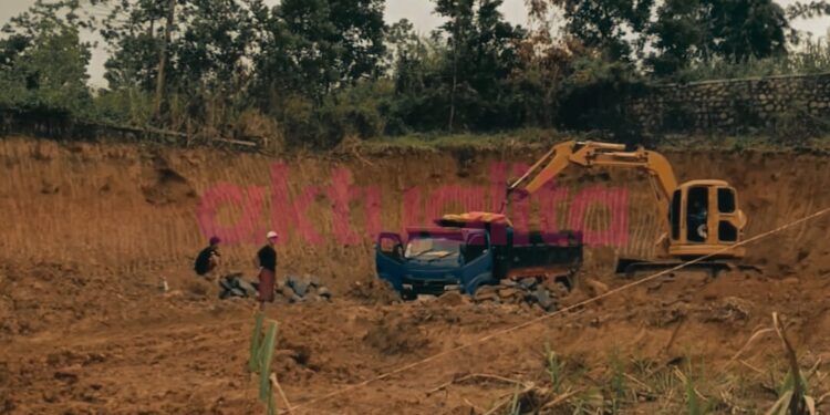 Jalan Penghubung Jonggol – Sukamakmur Berubah Warna, Diduga Akibat Aktivitas Galian Tanah Ilegal