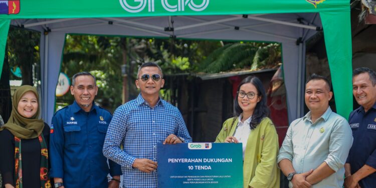 Grab Salurkan Bantuan 10 Tenda di Terminal Bubulak