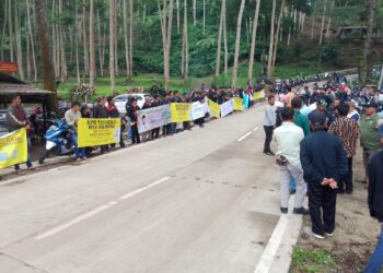 Ratusan Warga Desa Sukawangi Gelar Aksi Tolak Klaim Kehutanan