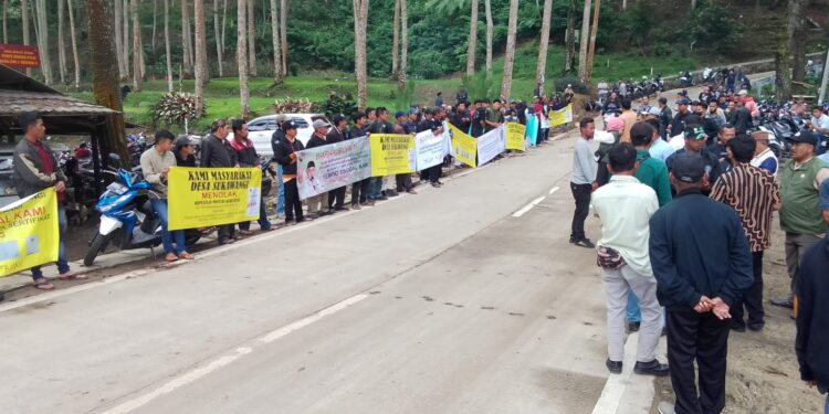 Ratusan Warga Desa Sukawangi Gelar Aksi Tolak Klaim Kehutanan