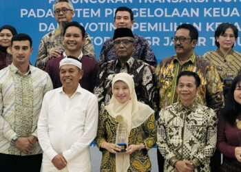 Wujudkan Komitmen Keberlanjutan, Solusi Bangun Indonesia Pabrik Narogong Raih Penghargaan dari Gubernur Jawa Barat